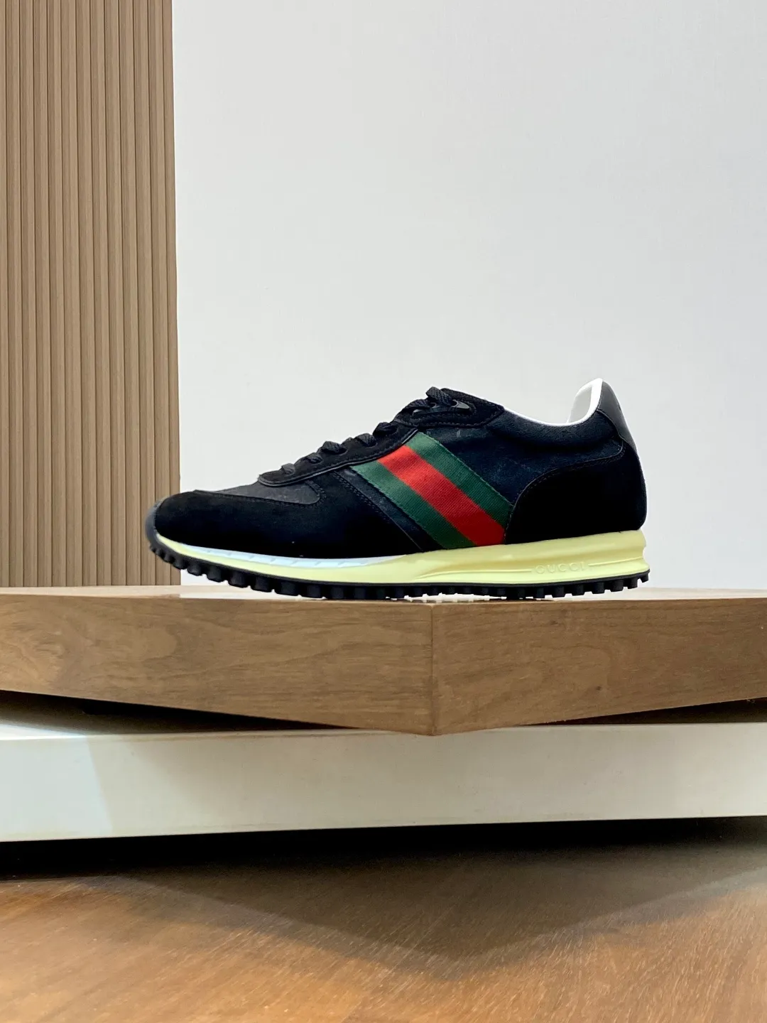 Men's shoes 💰660 [Gucci] Gucci - high-end quality original order 👩🏻‍❤️‍👨🏻 couple wear 🔍🔍🔍 casual sports shoes - upper: 🔝 suede calfskin, shoe body brand totem cloth. brand webbing, tongue. heel. air pressure brand logo - lining: water-dyed sheepskin -Outsole: ultra-light TPU foam·TR rubber; two-color molded outsole -Ultra-high quality control·fine workmanship: highlighted (high-end·exquisite·class) -Size: same style for men and women 36-44 (female 35, 40, male 45, 46 can be customized)·